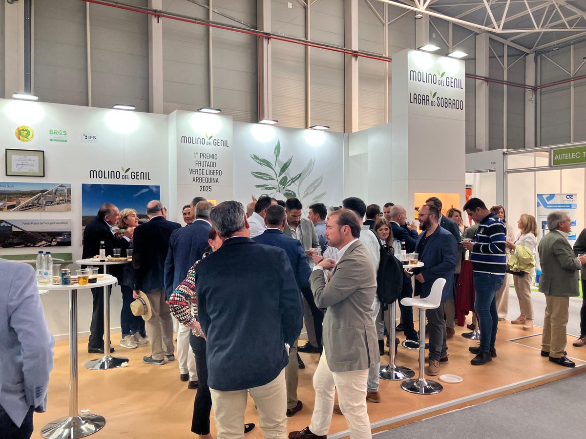 MolinodelGenil's tweet photo. Seguimos disfrutando de Expoliva 2025, recibiendo con ilusión a amigos, clientes y proveedores que se acercan a nuestro stand.

Gracias por compartir este encuentro con nosotros.

#Expoliva2025 #MolinoDelGenil #LagarDoSobrado #AOVE #Jaén https://t.co/SeKFCjInvW