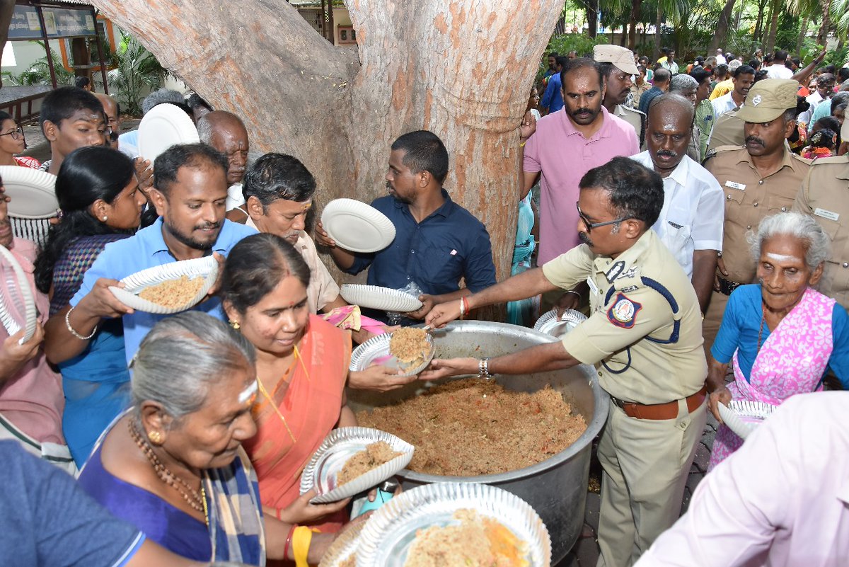 Mdu_CityPolice's tweet photo. இன்று (15.05.2025) சித்திரை திருவிழாவினை காண வந்த பொதுமக்களுக்கு மதுரை மாநகர காவல் ஆணையர் அலுவலகத்தில் மாநகர காவல் ஆணையர் முனைவர் திரு.ஜெ.லோகநாதன் இ.கா.ப., அவர்களால் அன்னதானம் வழங்கப்பட்டது.

#MaduraiCityPolice
#maduraichithiraithiruvizha #chithiraifestival2025 #COPSIR https://t.co/ulC2djRZ81