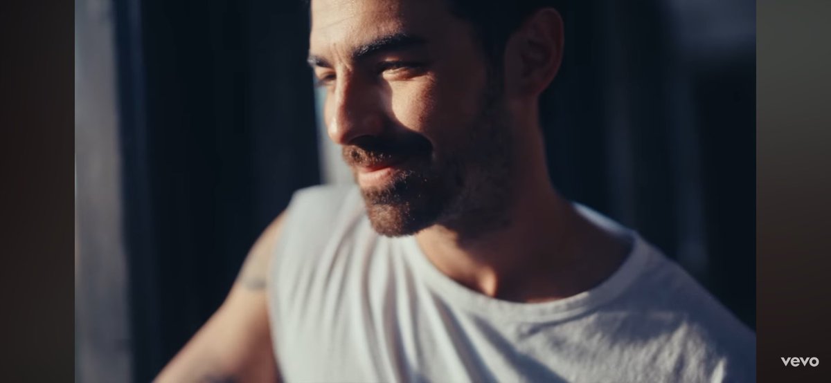 dncingwithjoe's tweet photo. joe jonas the man that you are. 💛 https://t.co/3ynOVs0LHQ