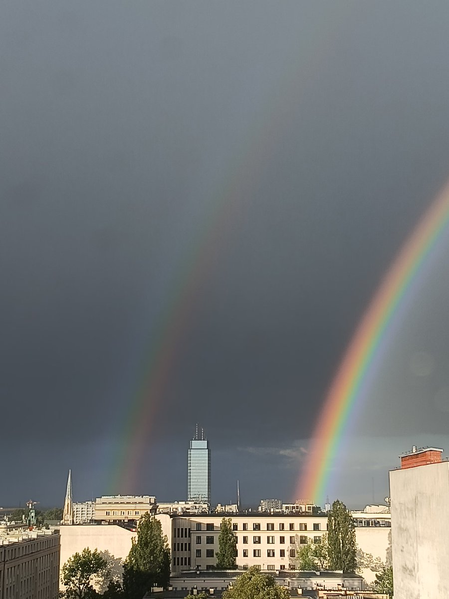 Kto zna Warszawę ten wie skąd ta tęcza wychodzi.