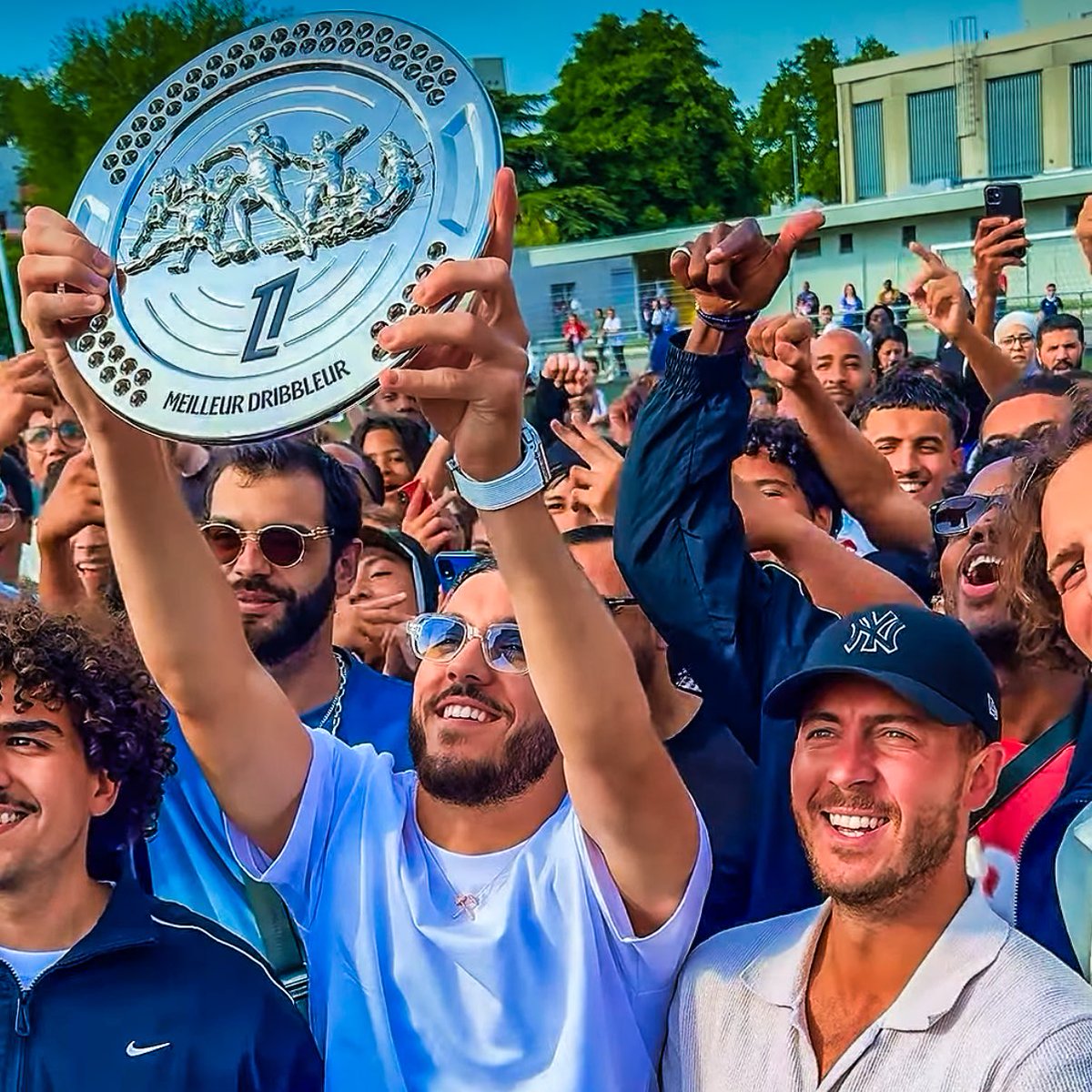 eurofootcom's tweet photo. 🚨🇫🇷 𝐎𝐅𝐅𝐈𝐂𝐈𝐀𝐋 | Rayan Cherki (21) has been named as Ligue 1's best Dribbler of the Year! 🪄

Eden Hazard presented the award to him. 🤝 https://t.co/mqLT6Ozh0N
