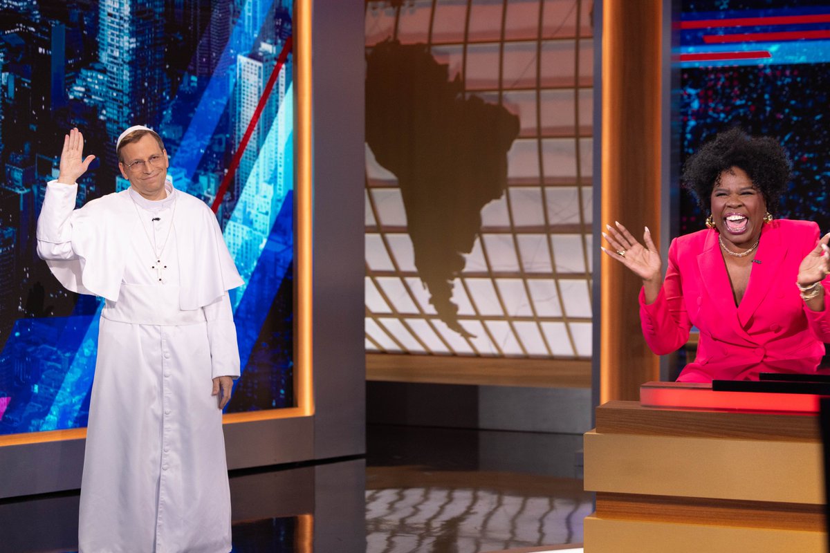 Lenny Marcus (@lennymarcusnyc) on Twitter photo ICYMI: <a href="/Lesdoggg/">Leslie Jones 🦋</a> murdered on <a href="/TheDailyShow/">The Daily Show</a> last night and the Pope made a cameo!
youtube.com/watch?v=XhdAwT… ICYMI: <a href="/Lesdoggg/">Leslie Jones 🦋</a> murdered on <a href="/TheDailyShow/">The Daily Show</a> last night and the Pope made a cameo!
youtube.com/watch?v=XhdAwT…