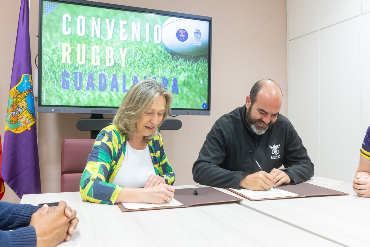 📝 <a href="/AnaGuarinos/">Ana Guarinos López</a> ha formalizado con el presidente del Club de Rugby Guadalajara, Javier Hernández, la firma del convenio de colaboración entre el en el Ayuntamiento de #Guadalajara y el club.