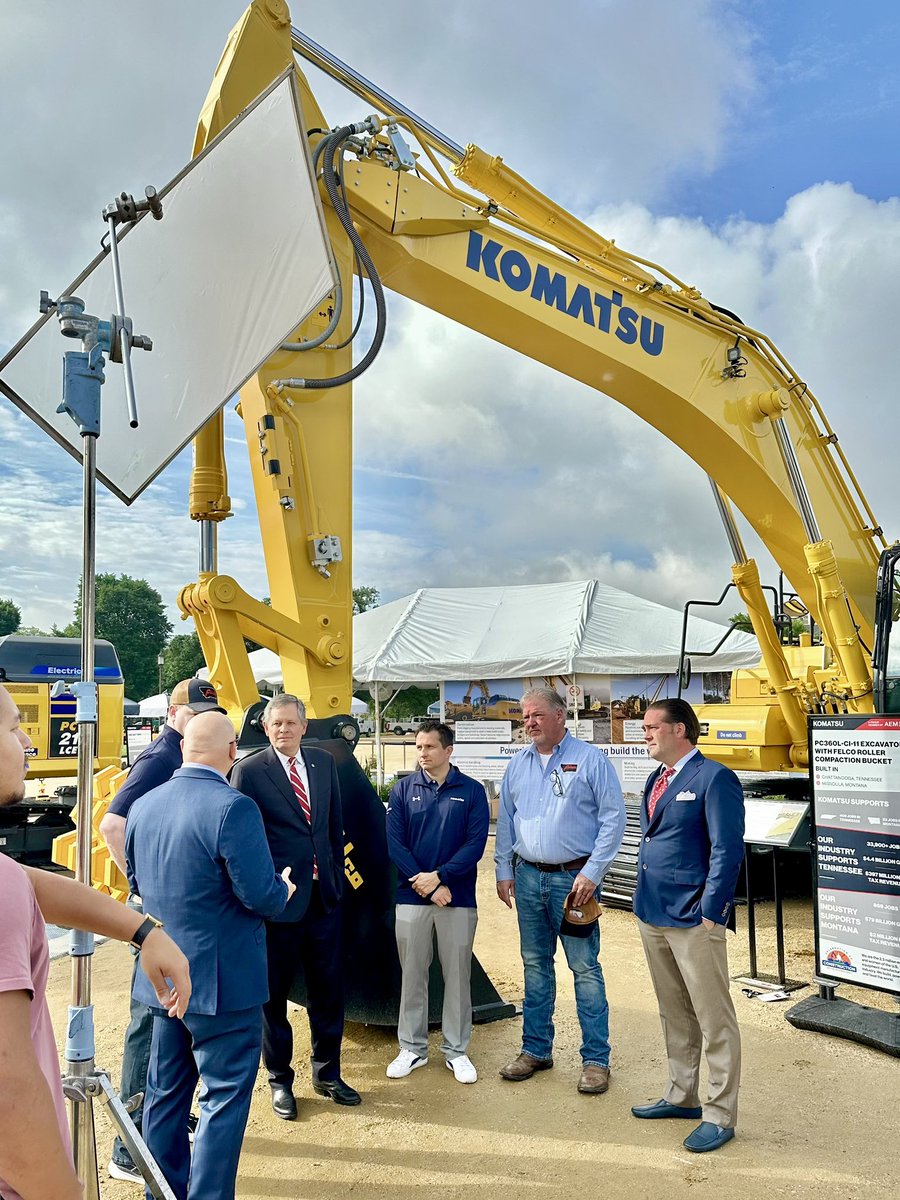 Today I stopped by AEM’s Celebration of Construction on the National Mall here in DC to see Montana’s own Felco Industries and their roller compaction bucket. Proud to fight for Made in America manufacturing!