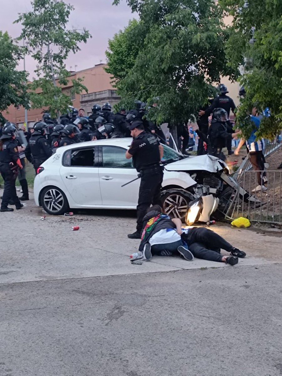 Un tío herido en el suelo, y los de siempre repartiendo porrazos a la gente… 

No, no es IA,la imagen es real