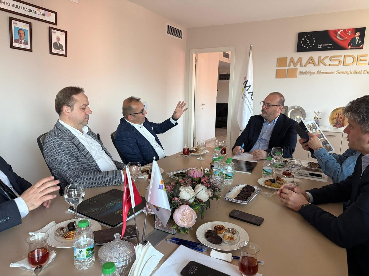 MAKSDER’e Ziyaret

TESİAD Genel Başkanı Dr. Halil İbrahim Yılmaz, Genel Başkan Yardımcısı Mümin Güler, Genel Sekreter Kerem Ataş ve ADM Makina Yönetim Kurulu Üyesi M. Resul Telli, MAKSDER (Mobilya Aksesuar Sanayicileri Derneği)’ni ziyaret etti.
