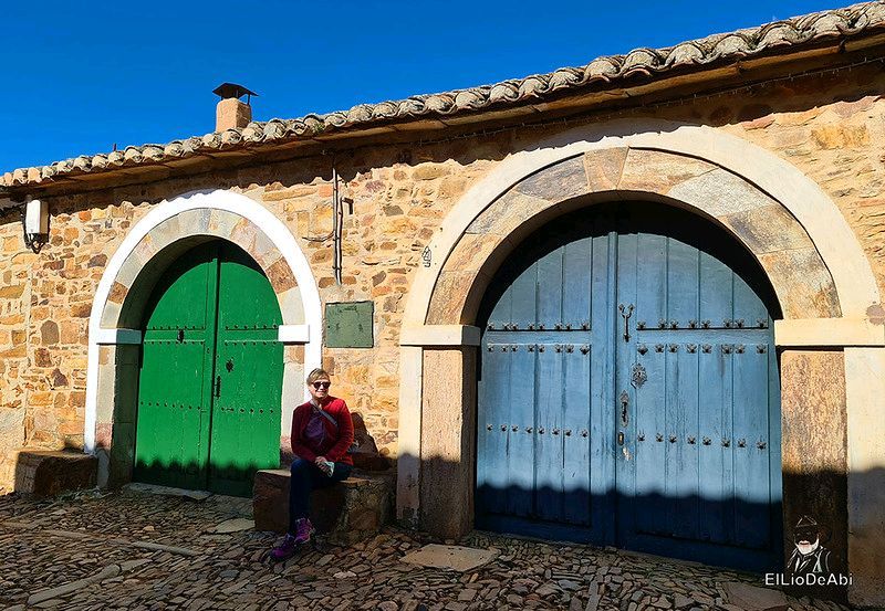 Un paseo por Castrillo de los Polvazares, uno de los Pueblos más Bonitos de España elliodeabi.com/2022/03/un-pas… #León #CyLesVida #CastrilloDeLosPolvazares