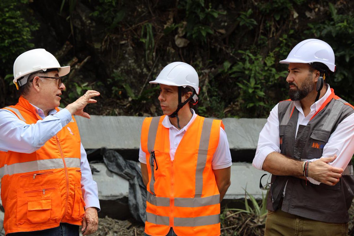 ANI_Colombia's tweet photo. #AgendaANI👷‍♂️| El vicepresidente @robeuparelabrid recorrió el proyecto Buga–Buenaventura, una obra de 128 km🛣️ que beneficia a más de 3 millones de habitantes y genera 6 mil empleos. 🙌🏾 https://t.co/Ka3cUFJAHL