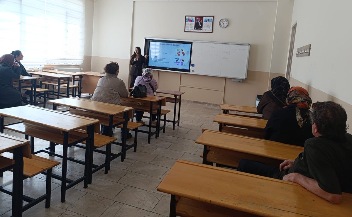 Okulumuzda rehber öğretmenimiz tarafından velilerimize “Akran Zorbalığı Ve Kadına Yönelik Şiddet” konulu seminer düzenlendi.Velilerimize katılımlarından dolayı teşekkürler