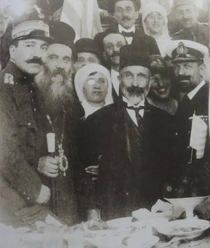 umtdogan71's tweet photo. Vahdettin'in has adamı İzmir Valisi Kambur İzzet, işgalci Yunanlarla birlikte bir ziyafette.

Kambur İzzet,  Yunan komutan Zafiriu’ya “Benim İzmir’in Yunanlarca işgalini temin etmek için ne derecede çalıştığımı Metropolit Hrisostomos Efendi’den sorabilirsiniz.” demişti. https://t.co/mz0rIcBHzN