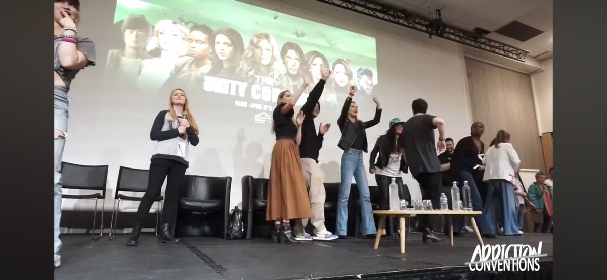 Je lance une bouteille à la mer… Lors de la cérémonie de clôture de la #TUC avec <a href="/CloudsCon/">Clouds Con</a>, Richard Hamon me fait coucou et me rend mon bisou. S’il vous plaît est ce que quelqu’un à prit une photo à ce moment là ? 
C’était 10 secondes avant ce moment : (voir photo) 
Merci 🫶🏼