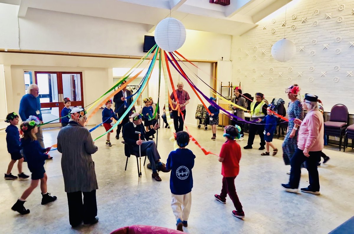 sparkleststeves's tweet image. This week we celebrated May with flowers, garlands and Maypole dancing! 
#intergenerational #grandfriends #maypoledancing #sparkletogether