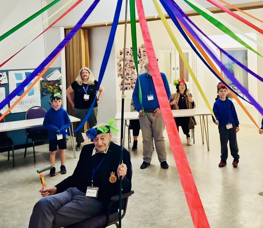 sparkleststeves's tweet image. This week we celebrated May with flowers, garlands and Maypole dancing! 
#intergenerational #grandfriends #maypoledancing #sparkletogether