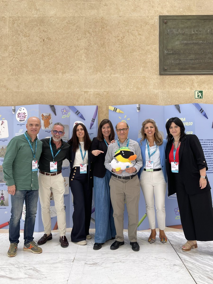 GRESSER_Espa's tweet photo. Con la mascota del congreso #SER2025 #Gresser PATO-REUMA @SEReumatologia @RaquelAlmodovaG @mjmorenoramos @mariaj_morenom @Chemartenerife https://t.co/YEIqUEmNaT