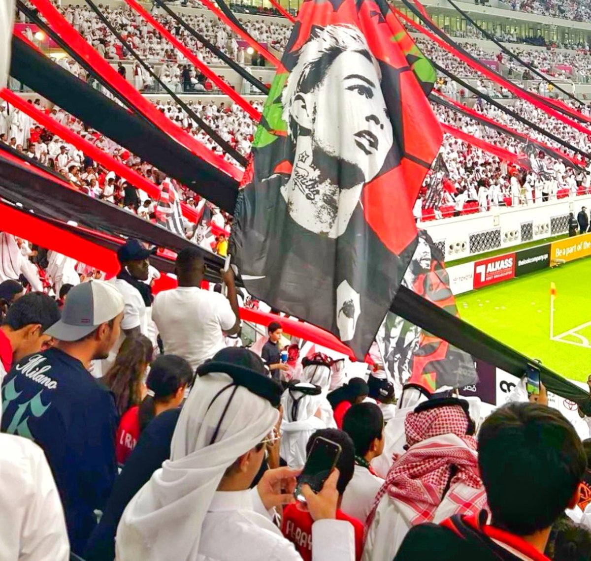 المعيار الحقيقي للدعم الجماهيري لا يقتصر على النهائيات فقط، ولنا في الماضي عبرة،  أثبت جمهور الريان في أكثر من مناسبة أنه جمهور عاشق للكيان، لا جمهور نتائج وأرقام. صحيح هناك بعض التقصير في بعض المباريات، لكن هذا الجمهور يظهر على حقيقته في المواقف الكبيرة

وعدنا الأحد 👌🏻