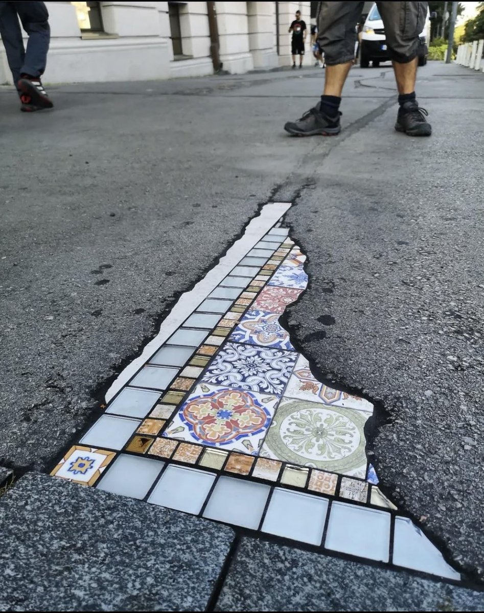 CuriousInkCo's tweet photo. French artist Em Em Em transforms urban cracks into art with "flacking"! By filling a street crevice with colorful, intricate tiles, they turn decay into beauty, blending mosaic mastery with city grit. 🖼️🏙️ #StreetArt #Flacking #UrbanArt https://t.co/i6AmkBPMt0