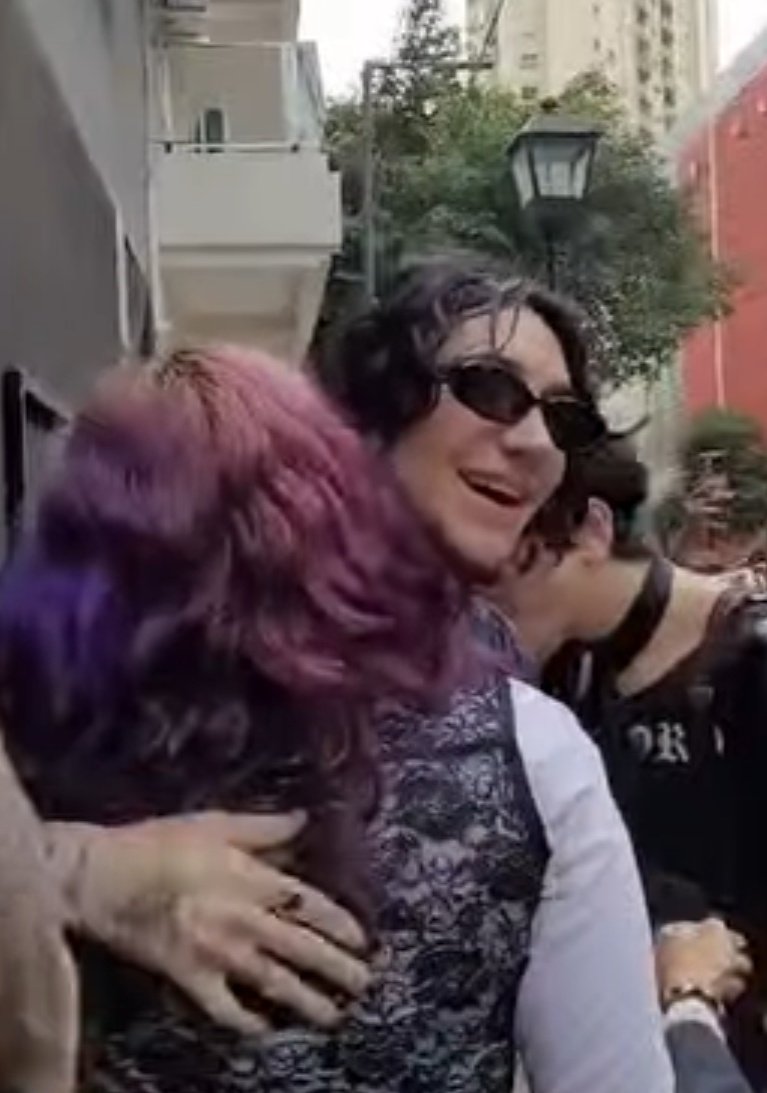 deathdxnce's tweet photo. @PalayeRoyale after years thinking that this only could happen in my dreams, I ended up hugging rem and being so fucking close the whole fucking show. just want you to know that you made me the happiest girl ever, argentina fucking loves palaye royale<333 https://t.co/hQVBL9j7yr