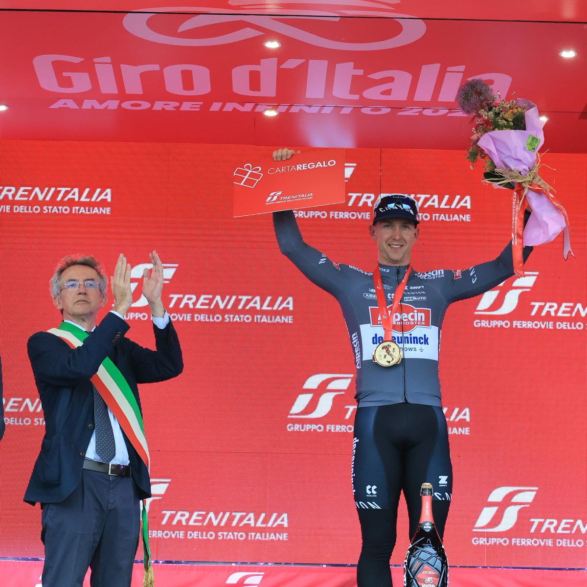 Il <a href="/giroditalia/">Giro d'Italia</a> ha fatto oggi tappa a #Napoli. Un grande momento di sport che ha attraversato tanti luoghi della Città Metropolitana e che si è concluso sul nostro lungomare. Abbiamo abbracciato il Giro con il nostro calore, la nostra energia e la nostra bellezza.