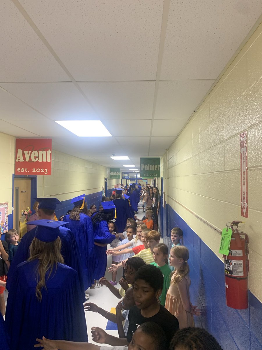 BHSDevils1's tweet image. 🎓Class of 2025 🎓
Seniors received their cap and gown today then enjoyed a walk through at AES!

#BlueDevilStandard