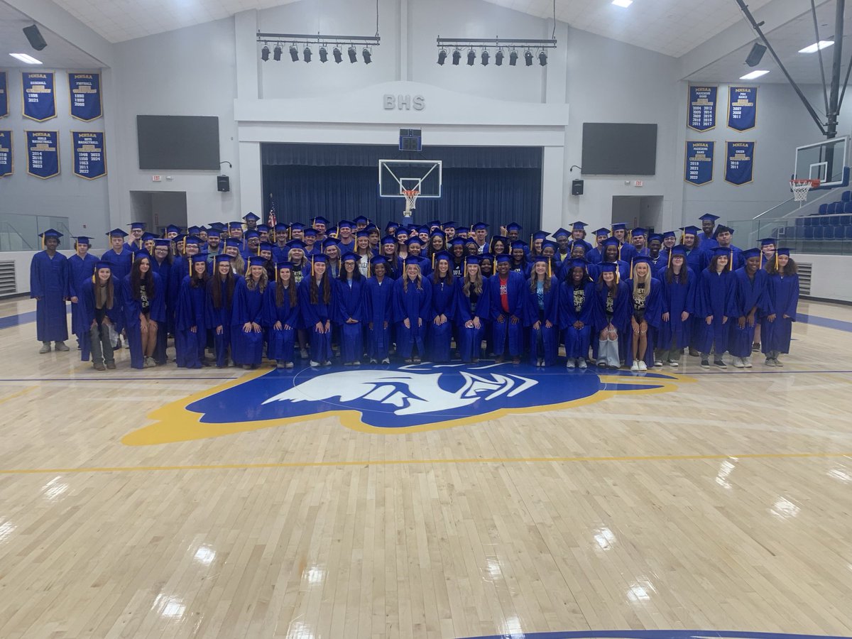 BHSDevils1's tweet image. 🎓Class of 2025 🎓
Seniors received their cap and gown today then enjoyed a walk through at AES!

#BlueDevilStandard