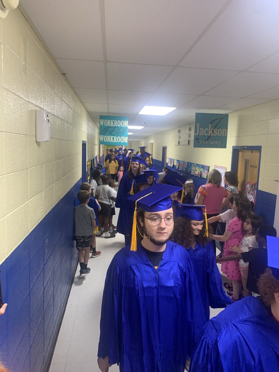 BHSDevils1's tweet image. 🎓Class of 2025 🎓
Seniors received their cap and gown today then enjoyed a walk through at AES!

#BlueDevilStandard