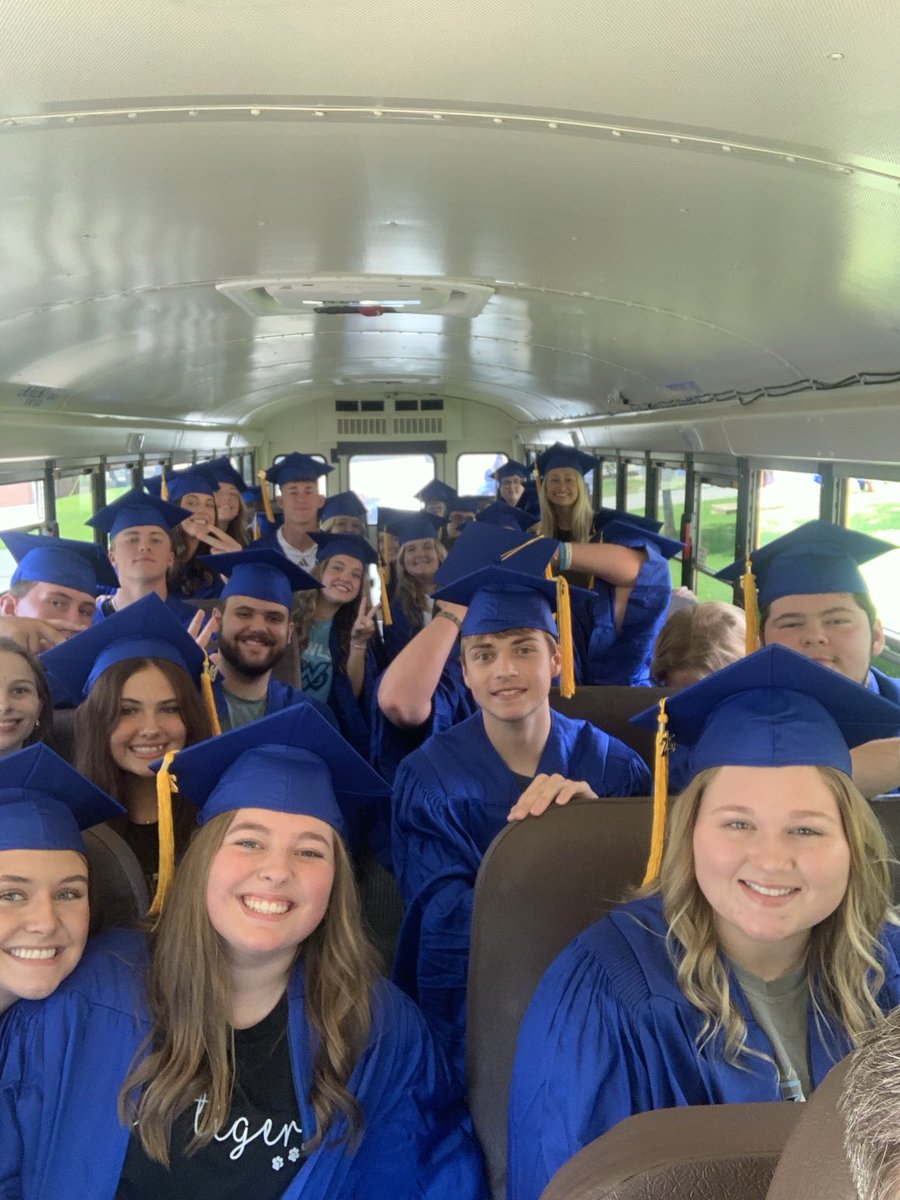 🎓Class of 2025 🎓
Seniors received their cap and gown today then enjoyed a walk through at AES!

#BlueDevilStandard