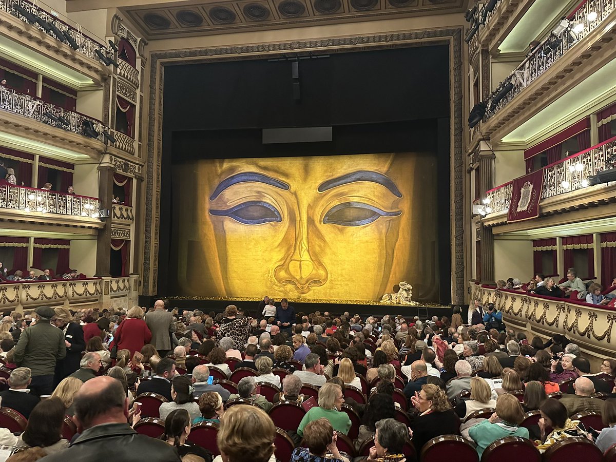 En <a href="/teatrocampoamor/">Teatro Campoamor</a> ABSOLUTAMENTE LLENO 
Primera función de #LaCortedeFaraónOVD #EmilioSagi 
<a href="/Jorge_Norton/">Jorge Norton</a> @ananebot #MariaReyjoly <a href="/OFIL_Orquesta/">Oviedo Filarmonía</a> @nestorBayona <a href="/polifonicaOVD/">CapillaPolifónica CO</a> @enriqueViana 
<a href="/culturaoviedo/">@culturaoviedo</a> <a href="/CosmeMarina/">Cosme Marina</a> <a href="/DavidAlvarez_/">David Álvarez</a>