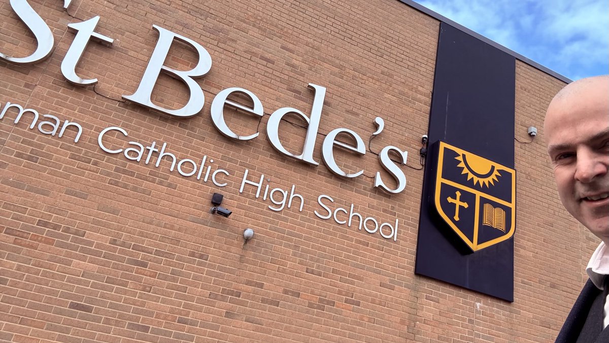 TeacherToolkit's tweet image. Great to be back at St. Bede’s in #Blackburn - lovely to walk around and see calm corridors and focused classrooms 💪🏾 

Delighted to be supporting a trainee teachers into the profession! 

#GetIntoTeaching #Apprenticeship