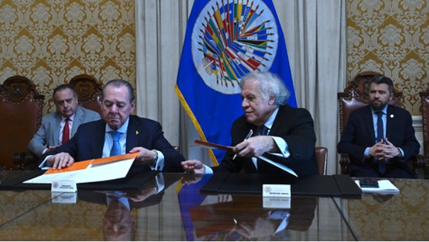 Luis Almagro (@almagro_oea2015) on Twitter photo Junto a Mario Montoto, Presidente de la @fundacionTAEDA, firmamos un Acuerdo de cooperación, a iniciativa del <a href="/OEA_DDOT/">OEA - Departamento Contra Delincuencia Organizada</a>, para fortalecer sinergias conjuntas con gobiernos, sector privado, sociedad civil y academia en la lucha contra el Crimen Organizado en las Américas. Junto a Mario Montoto, Presidente de la @fundacionTAEDA, firmamos un Acuerdo de cooperación, a iniciativa del <a href="/OEA_DDOT/">OEA - Departamento Contra Delincuencia Organizada</a>, para fortalecer sinergias conjuntas con gobiernos, sector privado, sociedad civil y academia en la lucha contra el Crimen Organizado en las Américas.