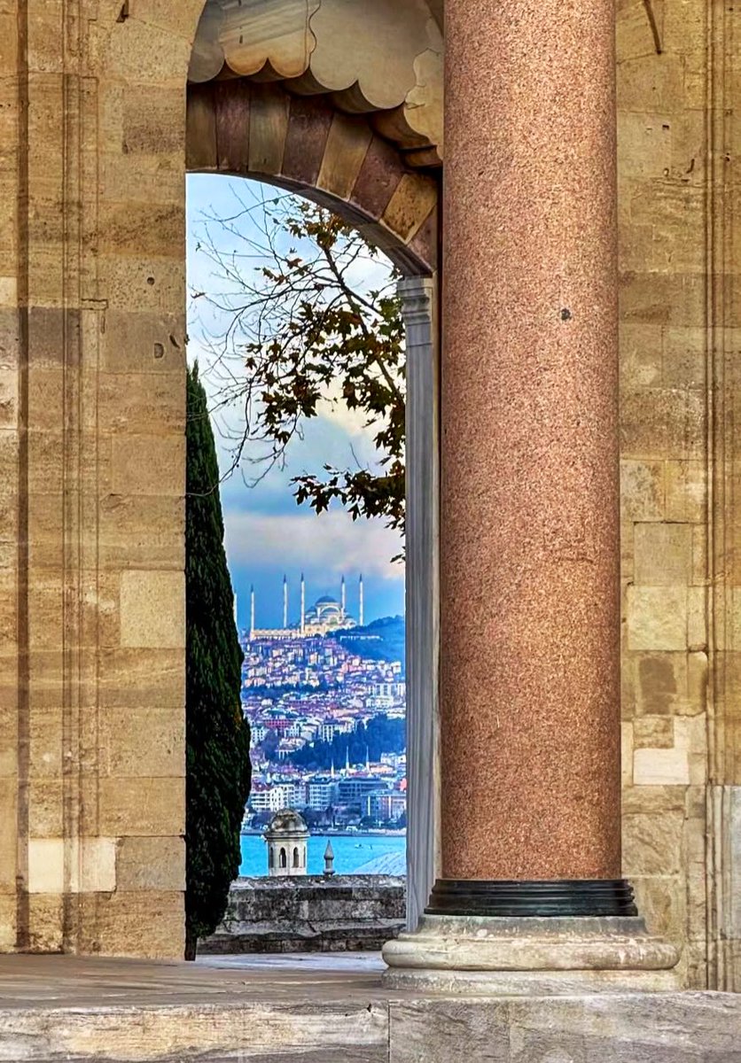 Süleymaniye Camii iç avlusundan Çamlıca Camii

📷 Emre Topçu