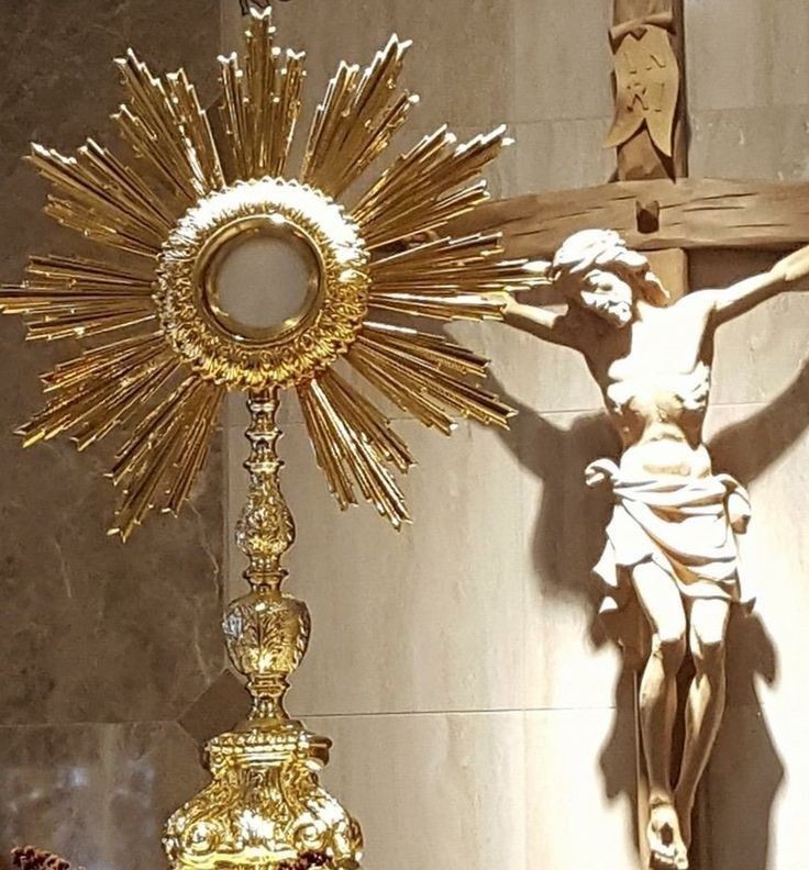 Bendito y alabado sea por siempre el Santísimo Sacramento del Altar...
