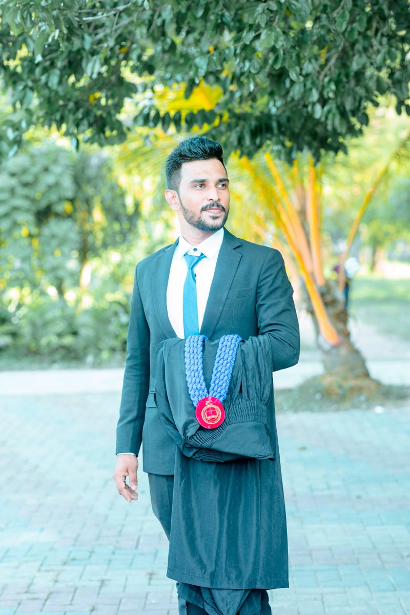 PMshashM's tweet photo. Officially Graduated 🎓❤️👩‍🎓
17th General convocation
Completed Bachelor of Commerce Honours, Specialized in Accountancy and Finance
Faculty of Management and commerce 
South Eastern University of Sri Lanka 
Hats off to all the taxpayers Sri Lanka 🇱🇰
නිදහස් අධ්‍යාපනය සැමදා දිනේවා! https://t.co/gfgJomemCp