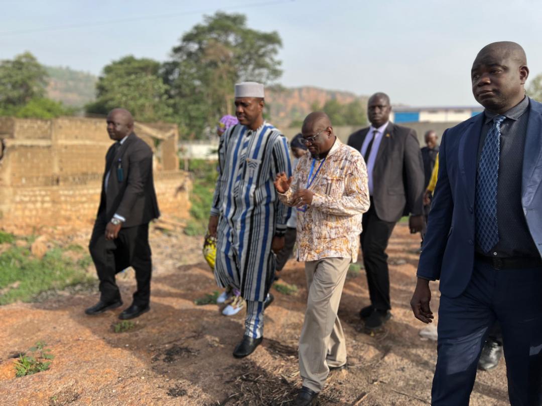dgr_ml's tweet photo. Le Premier Ministre accompagné d’une forte délégation de la Primature, des Transports et des Infrastructures a visité ce matin le site prévu pour le pont reliant Woyowayanko à Sébénikoro. https://t.co/GYqXf9KEB8