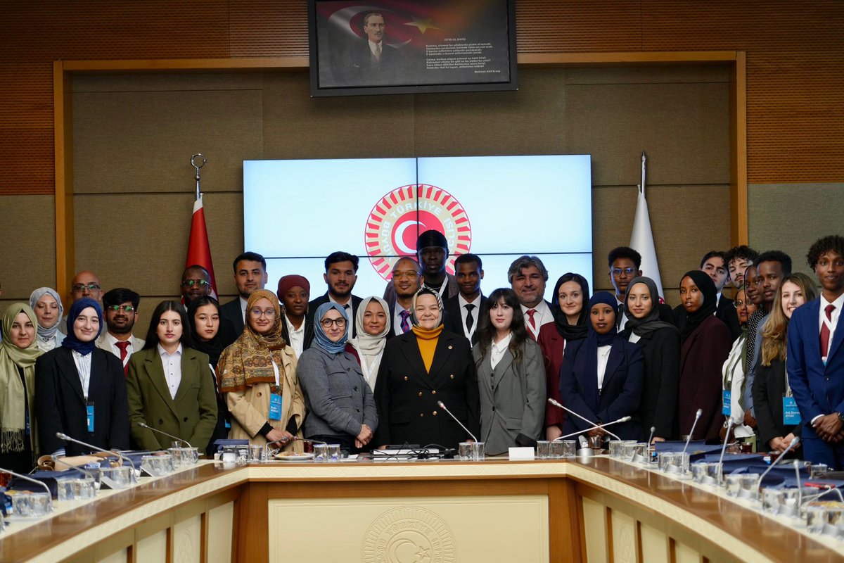 TMaarifVakfi's tweet photo. Eskişehir Milletvekili Prof. Dr. Ayşen Gürcan mezun öğrencilerimizle bir araya geldi. 

Daha sonra TBMM bünyesinde faaliyet gösteren Yasama Derneği mezun öğrencilerimizi ağırladı. 

@Yasader yetkilileri tarafından yapılan sunumda parlamenter sistem, yasa yapım süreci ve yasama faaliyetlerinin teknik boyutları ele alındı.
