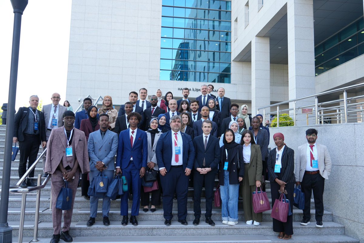 Eskişehir Milletvekili Prof. Dr. Ayşen Gürcan mezun öğrencilerimizle bir araya geldi. 

Daha sonra TBMM bünyesinde faaliyet gösteren Yasama Derneği mezun öğrencilerimizi ağırladı. 

@Yasader yetkilileri tarafından yapılan sunumda parlamenter sistem, yasa yapım süreci ve yasama