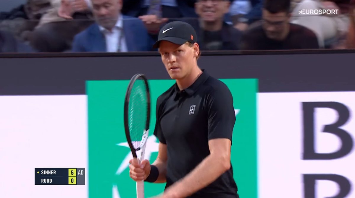 Jannik Sinner prend la première manche 6-0 contre Casper Ruud à Rome. 😳🇮🇹