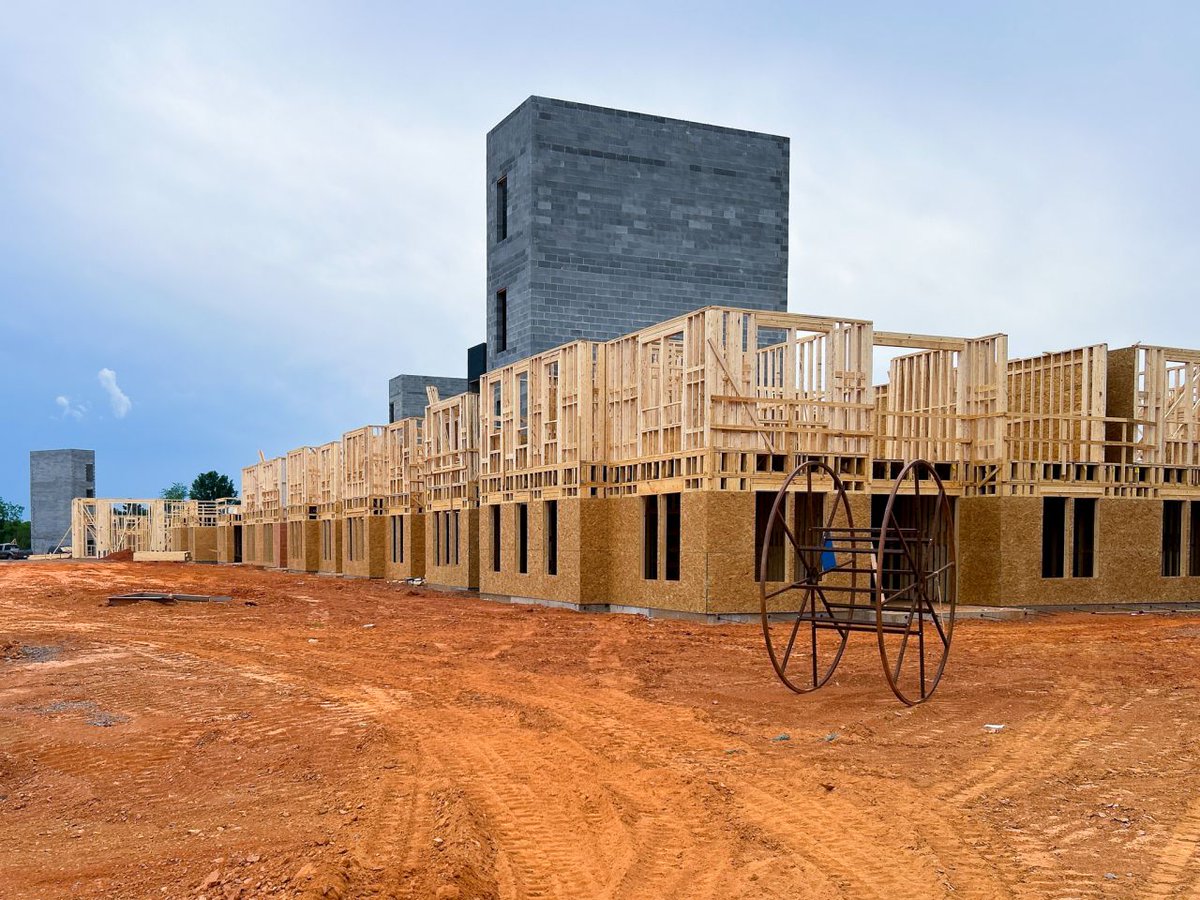 🏗️ Framing, roofing &amp; utilities are progressing at Bask Apartments – Steele Creek! Phase 1 includes 368 units + retail, in partnership with @RamRealty, <a href="/LandDesignInc/">LandDesign</a> &amp; Cline Design. Big thanks to the team pushing it forward! 💼 builtechllc.com #BuildingwithBUILTECH