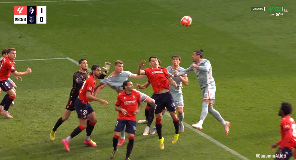 andoniotxo_'s tweet image. ❌ Penalti de Catena sobre Sørloth.

⚠️ Le agarra de manera sostenida y el balón encima va a esa zona de influencia.

• En teoría se iban a señalar estas acciones como penalti, pero el criterio es totalmente dispar.

#Osasuna #Atletico