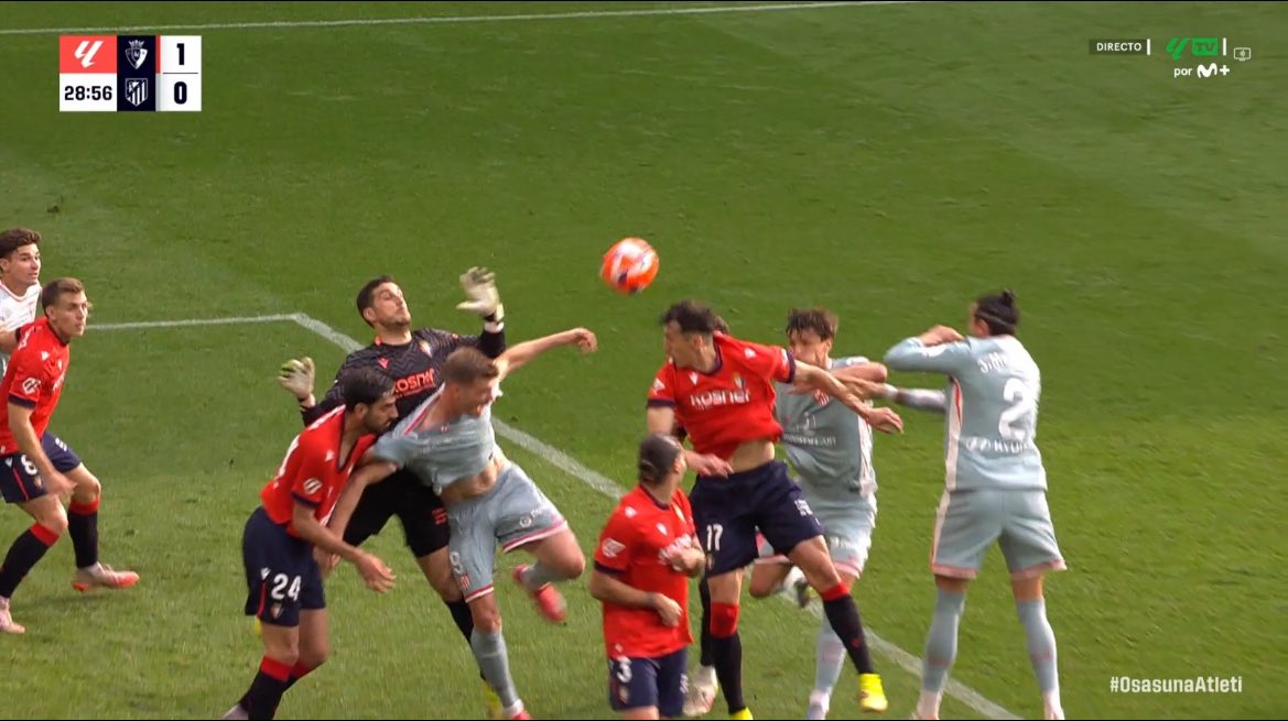 andoniotxo_'s tweet image. ❌ Penalti de Catena sobre Sørloth.

⚠️ Le agarra de manera sostenida y el balón encima va a esa zona de influencia.

• En teoría se iban a señalar estas acciones como penalti, pero el criterio es totalmente dispar.

#Osasuna #Atletico