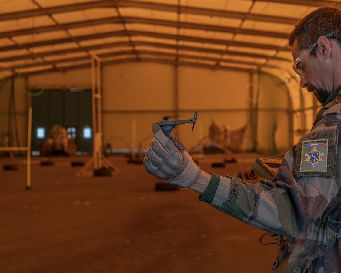 Chef d'état-major de l'armée de Terre (@cemat_fr) on Twitter photo Inauguration de la plus grande arène européenne dédiée aux drones.
L’<a href="/armeedeterre/">Armée de Terre</a> s’adapte constamment aux évolutions des champs de bataille.
Avec ce complexe d’entraînement, nos soldats vont :
➡️ optimiser leur préparation opérationnelle, toujours plus réaliste,
➡️ renforcer Inauguration de la plus grande arène européenne dédiée aux drones.
L’<a href="/armeedeterre/">Armée de Terre</a> s’adapte constamment aux évolutions des champs de bataille.
Avec ce complexe d’entraînement, nos soldats vont :
➡️ optimiser leur préparation opérationnelle, toujours plus réaliste,
➡️ renforcer