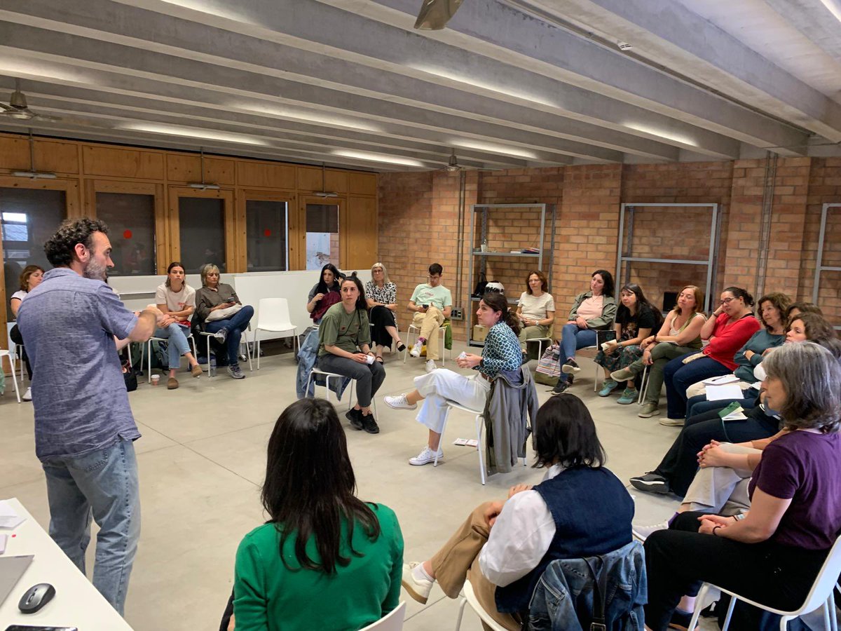 SE_SantsM's tweet photo. Magnífica cloenda del seminari #COCOBE d’enguany, amb la presència de Rubén Sapinya, formador en Enfocament Restauratiu Global, assessor especialista als centres adherits al Programa d'Innovació en #ERG, i #TIS. Ha estat una sessió ben interessant! #SEI https://t.co/ADCnAGR4nb