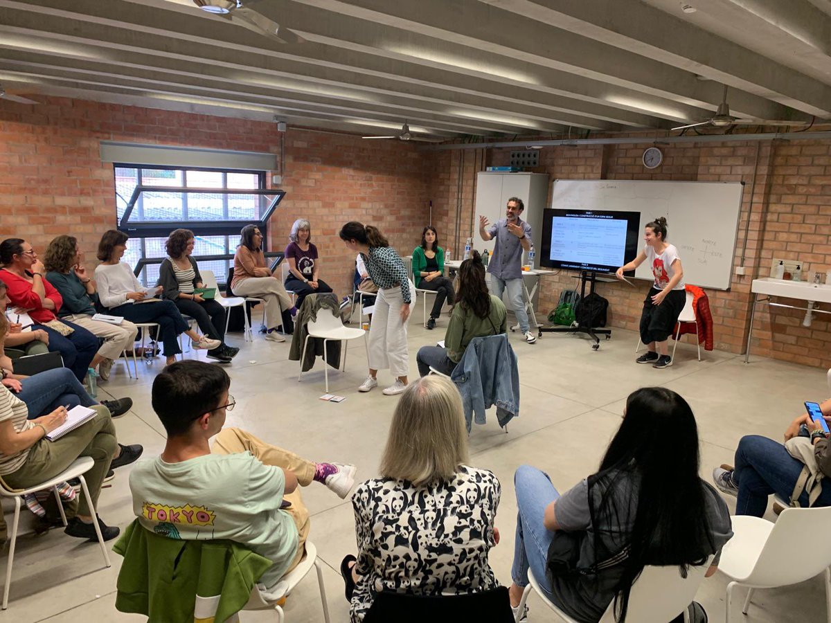 SE_SantsM's tweet photo. Magnífica cloenda del seminari #COCOBE d’enguany, amb la presència de Rubén Sapinya, formador en Enfocament Restauratiu Global, assessor especialista als centres adherits al Programa d'Innovació en #ERG, i #TIS. Ha estat una sessió ben interessant! #SEI https://t.co/ADCnAGR4nb