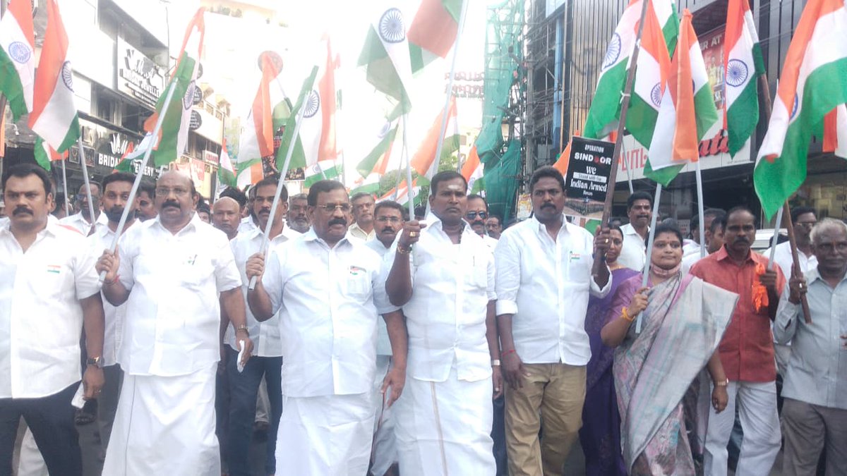 AKSaiJSaravanan's tweet photo. நமது இந்திய ராணுவம் பாகிஸ்தான் தீவிரவாதிகள் மீது நடத்திய OPERATION SINDOOR வெற்றியை கொண்டாடும் விதமாக புதுச்சேரி பாஜக சார்பில் ராணுவத்திற்கு மரியாதை செலுத்தும் விதமாக வெற்றி கொடி பேரணி நடத்தப்பட்டது, இதில் தலைவர், நிர்வாகிகளுடன் பேரணியில்  கலந்து கொண்டேன்.@mansukhmandviya https://t.co/Dj2nBPajyQ