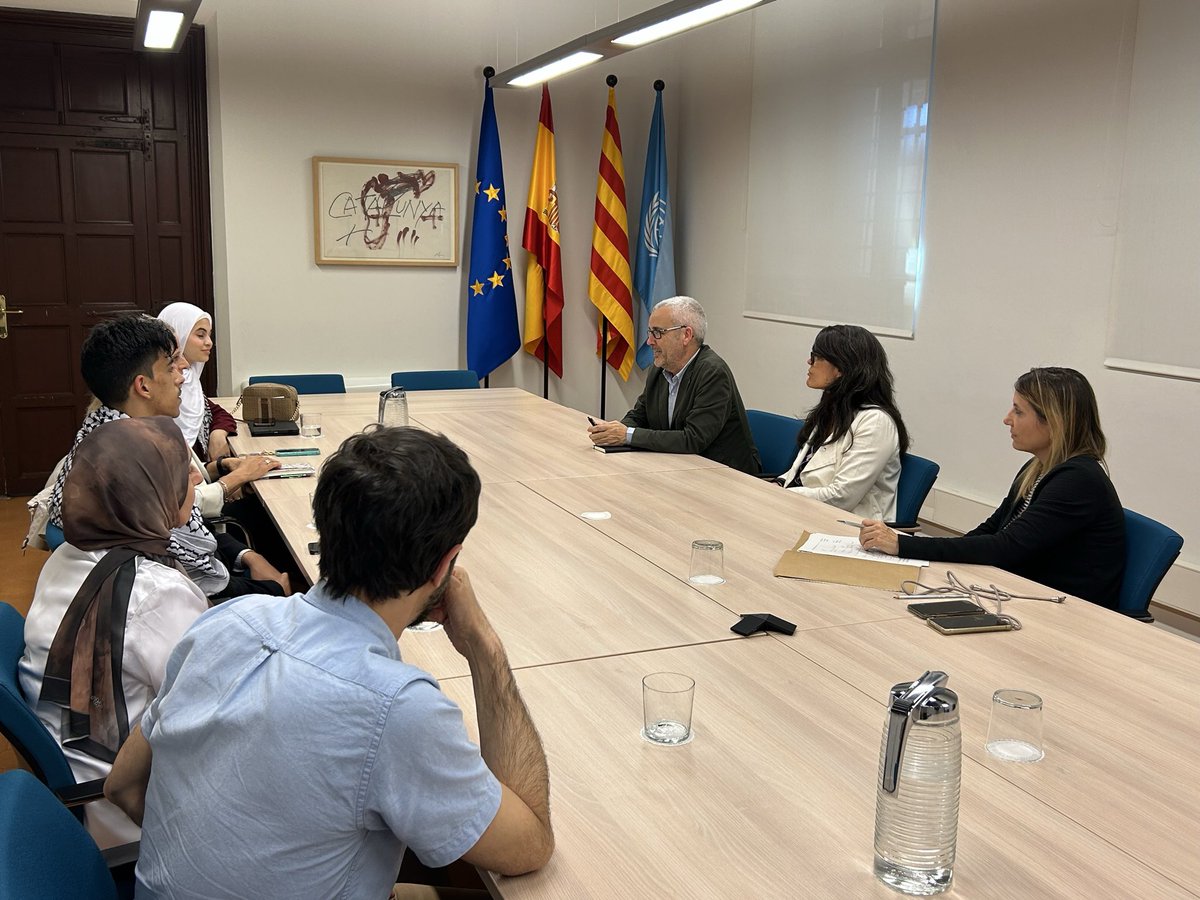 Cooperació (@cooperaciocat) on Twitter photo 🇵🇸 El secretari <a href="/AgustiFdeLosada/">Agustí F. de Losada</a> i la DG de <a href="/cooperaciocat/">Cooperació</a>, <a href="/drewcostafreda/">Andrea Costafreda</a>, reben representants del Parlament Estudiantil de Palestina, una iniciativa d'<a href="/UNRWAes/">UNRWA.es</a> per fomentar la participació democràtica i ciutadania activa.
Representen a 500.000 infants refugiats de Palestina. 🇵🇸 El secretari <a href="/AgustiFdeLosada/">Agustí F. de Losada</a> i la DG de <a href="/cooperaciocat/">Cooperació</a>, <a href="/drewcostafreda/">Andrea Costafreda</a>, reben representants del Parlament Estudiantil de Palestina, una iniciativa d'<a href="/UNRWAes/">UNRWA.es</a> per fomentar la participació democràtica i ciutadania activa.
Representen a 500.000 infants refugiats de Palestina.