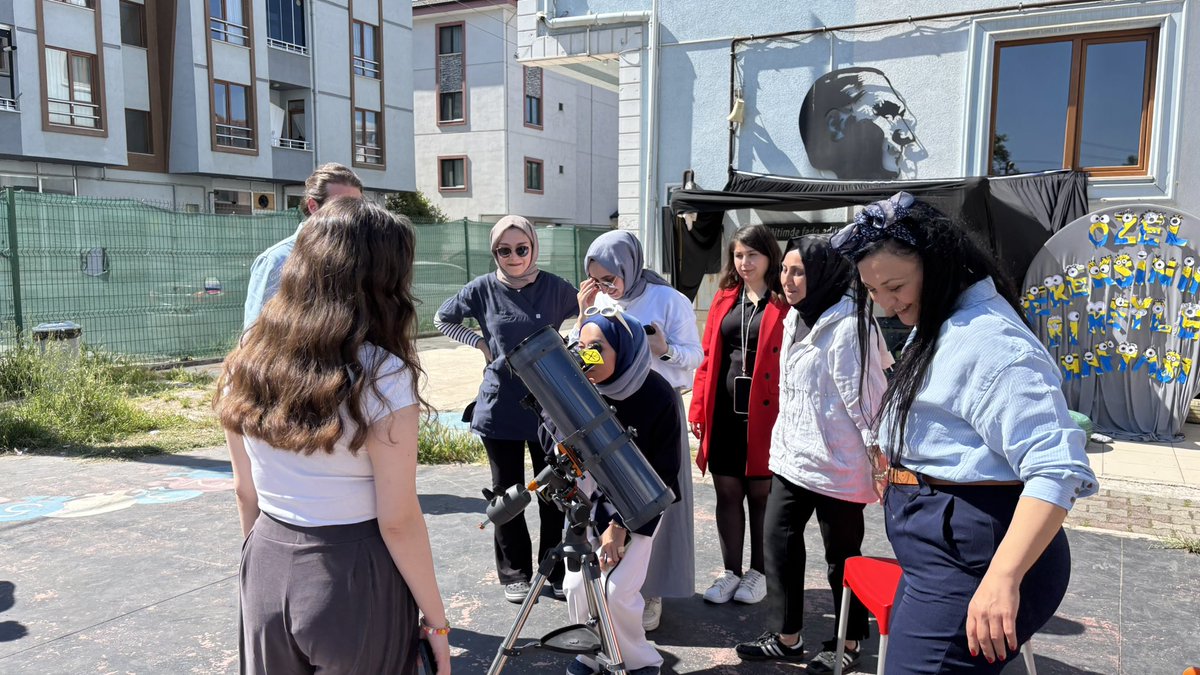 DuzceBilim's tweet photo. Düzce Bilim Merkezi olarak, Pozitif Yaşam Özel Eğitim ve Rehabilitasyon Merkezi’ni ziyaret ettik. 

Özel çocuklarımızla birlikte teleskoplarımızla Güneş gözlemi yaptık, onlara küçük hediyeler verdik ve doyasıya eğlendiğimiz güzel bir gün geçirdik.

 #EngellilerHaftası https://t.co/h5tRG28Lwi