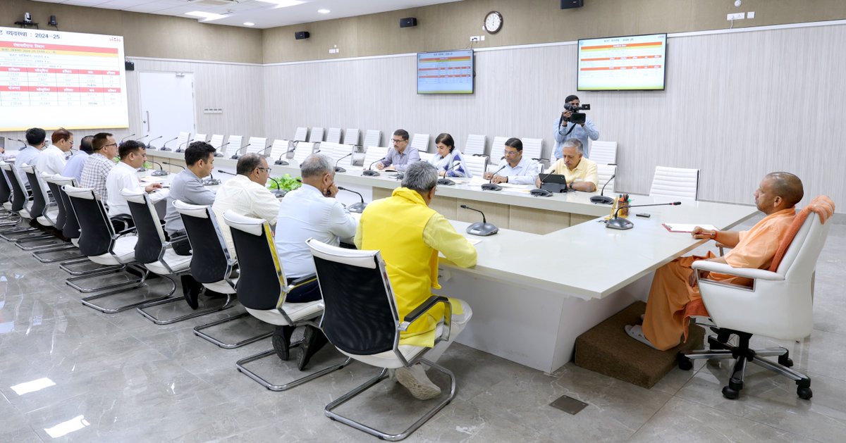 CM Office, GoUP (@cmofficeup) on Twitter photo рдкреНрд░рджреЗрд╢ рдХреА 57,695 рдЧреНрд░рд╛рдо рдкрдВрдЪрд╛рдпрддреЛрдВ рдореЗрдВ рдЧреНрд░рд╛рдо рд╕рдЪрд┐рд╡рд╛рд▓рдп рдХреА рд╕реНрдерд╛рдкрдирд╛ рд╣реЛ рдЪреБрдХреА рд╣реИ, рдЬреЛ рд▓реЛрдХрддрдВрддреНрд░ рдХреА рдЕрд╡рдзрд╛рд░рдгрд╛ рдХреЛ рдзрд░рд╛рддрд▓ рдкрд░ рд╕рд╛рдХрд╛рд░ рдХрд░рдиреЗ рдХреА рджрд┐рд╢рд╛ рдореЗрдВ рдПрдХ рдХреНрд░рд╛рдВрддрд┐рдХрд╛рд░реА рдкрд╣рд▓ рд╣реИред
рдЧреНрд░рд╛рдо рд╕рдЪрд┐рд╡рд╛рд▓рдпреЛрдВ рдореЗрдВ рд╕реНрдерд╛рдкрд┐рдд рдХрдореНрдкреНрдпреВрдЯрд░реНрд╕ рдХреЗ рдорд╛рдзреНрдпрдо рд╕реЗ 'рдкрдВрдЪрд╛рдпрдд рдЧреЗрдЯрд╡реЗ рдкреЛрд░реНрдЯрд▓' рд╕реЗ рдЬреБрдбрд╝реА рд╕рдорд╕реНрдд рдзрдирд░рд╛рд╢рд┐рдпреЛрдВ рдХрд╛ рднреБрдЧрддрд╛рди рд╣реЛред рдЗрд╕рд╕реЗ рдкреНрд░рджреЗрд╢ рдХреА 57,695 рдЧреНрд░рд╛рдо рдкрдВрдЪрд╛рдпрддреЛрдВ рдореЗрдВ рдЧреНрд░рд╛рдо рд╕рдЪрд┐рд╡рд╛рд▓рдп рдХреА рд╕реНрдерд╛рдкрдирд╛ рд╣реЛ рдЪреБрдХреА рд╣реИ, рдЬреЛ рд▓реЛрдХрддрдВрддреНрд░ рдХреА рдЕрд╡рдзрд╛рд░рдгрд╛ рдХреЛ рдзрд░рд╛рддрд▓ рдкрд░ рд╕рд╛рдХрд╛рд░ рдХрд░рдиреЗ рдХреА рджрд┐рд╢рд╛ рдореЗрдВ рдПрдХ рдХреНрд░рд╛рдВрддрд┐рдХрд╛рд░реА рдкрд╣рд▓ рд╣реИред
рдЧреНрд░рд╛рдо рд╕рдЪрд┐рд╡рд╛рд▓рдпреЛрдВ рдореЗрдВ рд╕реНрдерд╛рдкрд┐рдд рдХрдореНрдкреНрдпреВрдЯрд░реНрд╕ рдХреЗ рдорд╛рдзреНрдпрдо рд╕реЗ 'рдкрдВрдЪрд╛рдпрдд рдЧреЗрдЯрд╡реЗ рдкреЛрд░реНрдЯрд▓' рд╕реЗ рдЬреБрдбрд╝реА рд╕рдорд╕реНрдд рдзрдирд░рд╛рд╢рд┐рдпреЛрдВ рдХрд╛ рднреБрдЧрддрд╛рди рд╣реЛред рдЗрд╕рд╕реЗ
