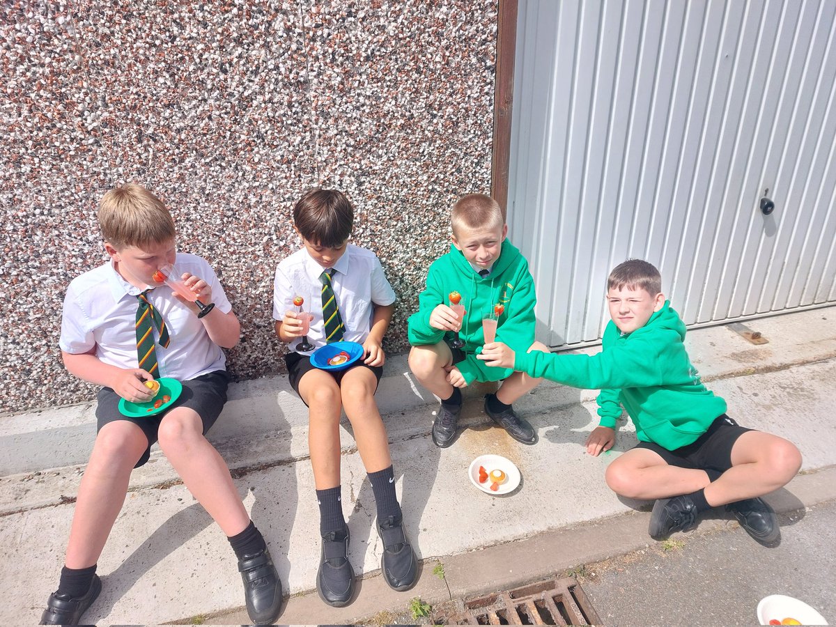Seahorses_Class's tweet image. Congratulations to our Y6s who have handled SATs week brilliantly. We're so proud of your attitude &amp;amp; resilience. Well deserved celebratory fizz (lemonade) and strawberries this morning. Thank you Willows Friends for your help with breakfast and treats @WillowsCE @cormorantsclass