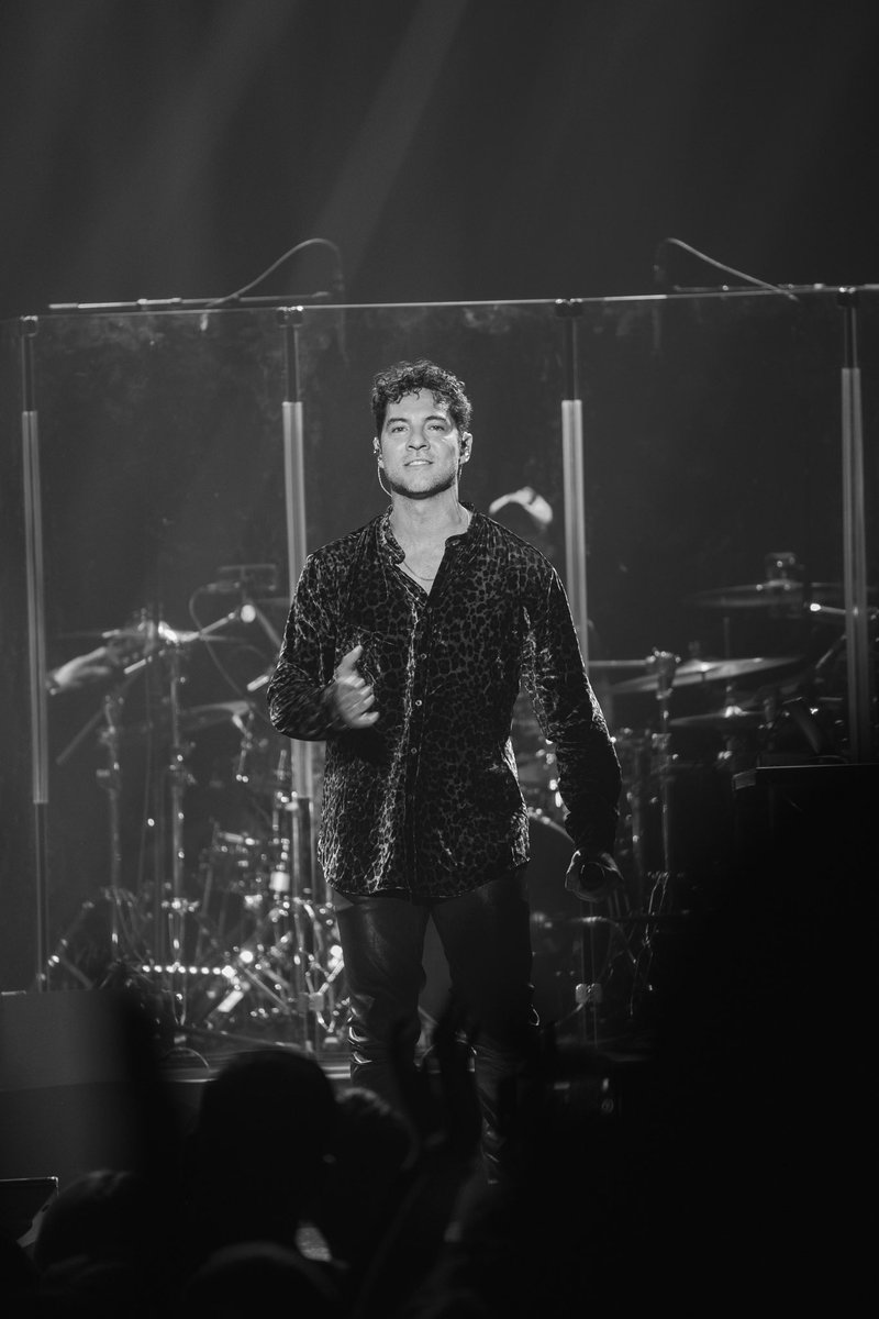 Ericaa92__db's tweet photo. @davidbisbal Ese salto nunca puede faltar 😮‍💨😍!!
La palabra secreta videocapitulo jefecico.
Que tal lo estas llevando? Disfrutaaaa como nadie. De la gira 💙🌍 te quiero a rabiar
PD - guapísima la fotografía en blanco y negro. https://t.co/XaAz9jXvsX