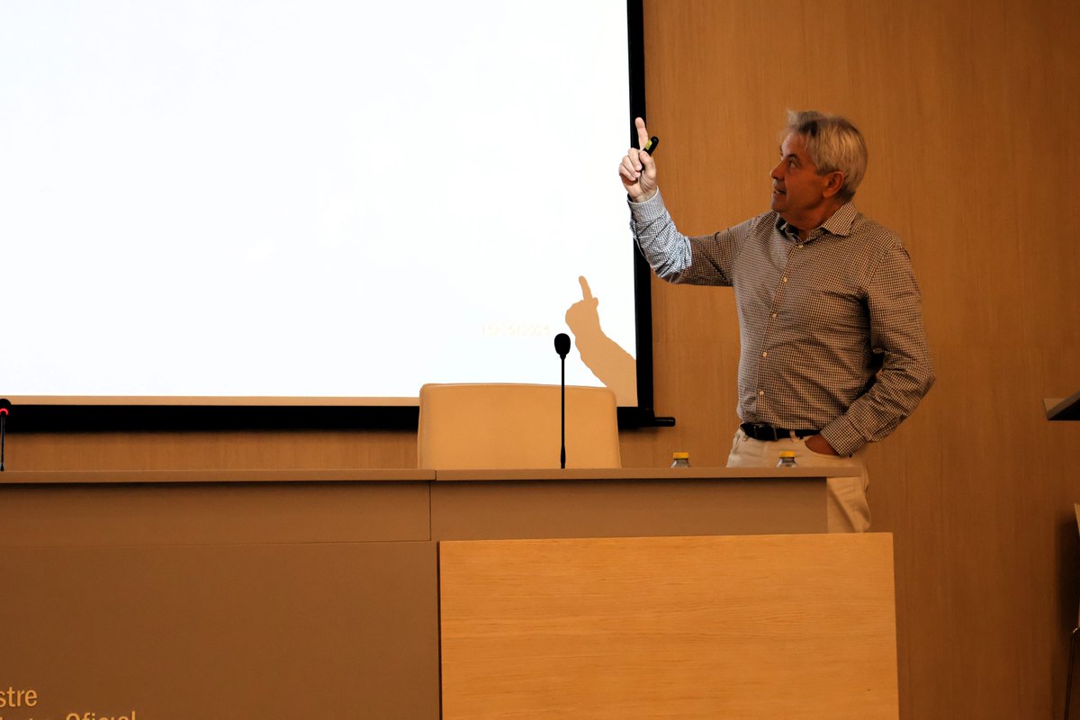 🇯🇵 ✍️ Esta tarde se ha ofrecido una conferencia extraordinaria del Taller de Declamación: "Composición poética japonesa: Haiku".

🗣️ La clase magistral la ha impartido Tomás Moreno, profesor de poesía y narrativa de la Universitat de València.