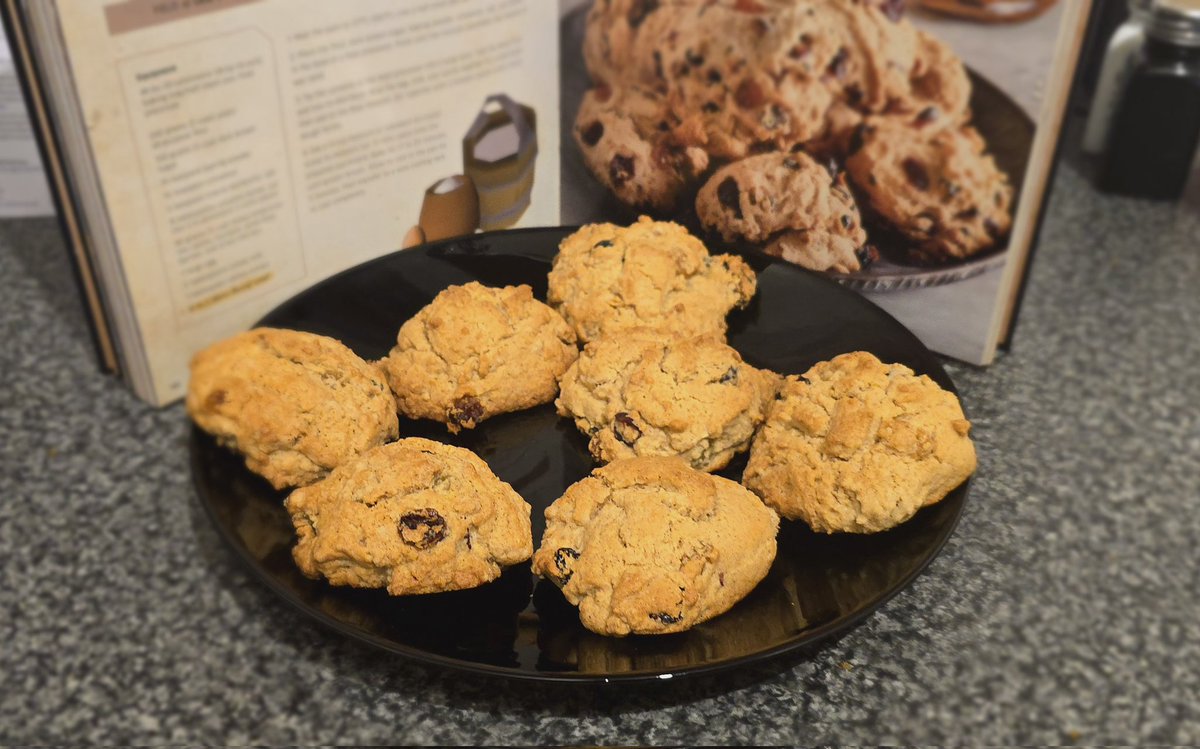 Lonesome_Roads's tweet photo. I haven't baked anything in a long, *long* time, so dipping my toe back in, I naturally had to have a go at an @OldSchoolRS classic and have a crack at some Dwarven Rock Cakes... Very pleased with how these turned out! (And they taste pretty good to boot!) #osrs https://t.co/aRoQ8w7hs8